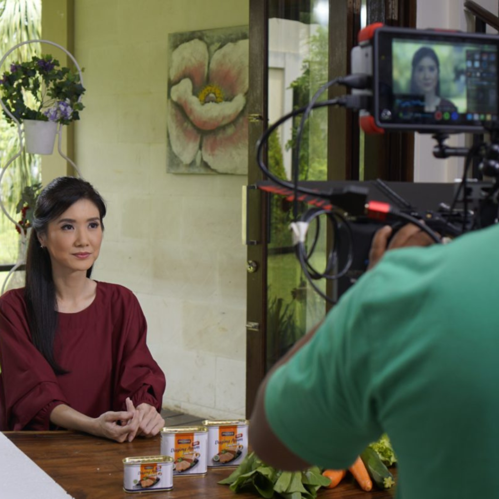 Di awal video, sangat penting untuk menarik perhatian penonton dalam beberapa detik pertama. Gunakan visual yang mencolok,