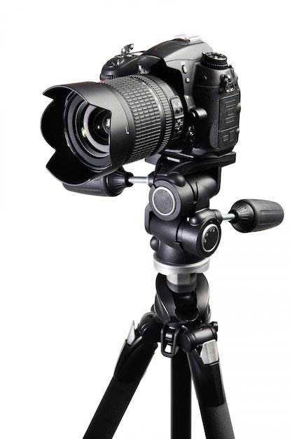 Pilih tripod yang kuat dan mudah disesuaikan, karena tripod yang terlalu ringan tidak dapat menahan kamera dengan stabil, terutama di luar ruangan.