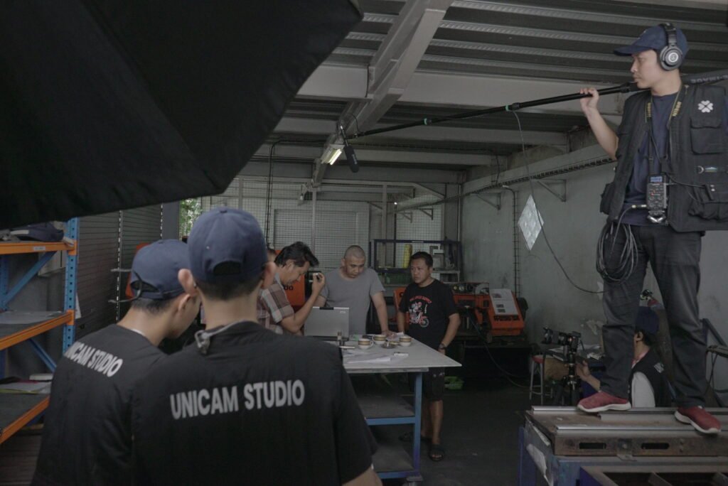 Unicam Studio hadir untuk membantu bisnis Anda membuat video company profile yang menarik, meningkatkan kepercayaan klien, dan memperkuat citra perusahaan. Oleh sebab itu, video yang efektif juga mampu meningkatkan engagement perusahaan di pasar.