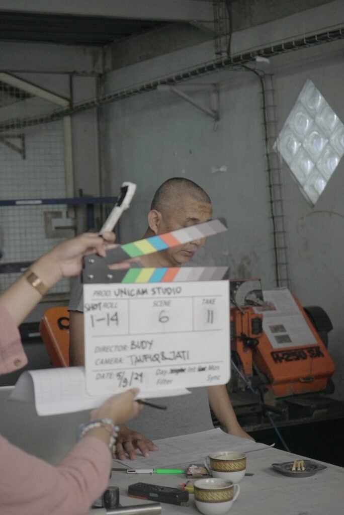 Unicam Studio hadir untuk membantu bisnis Anda membuat video company profile yang menarik, meningkatkan kepercayaan klien, dan memperkuat citra perusahaan. Oleh sebab itu, video yang efektif juga mampu meningkatkan engagement perusahaan di pasar.