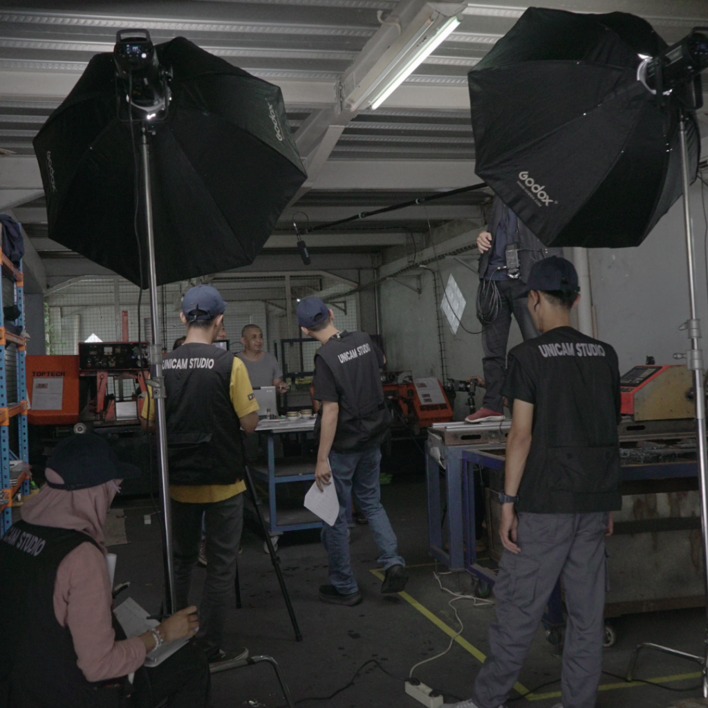 Video memberikan gambaran visual yang kuat dan mendalam tentang nilai, visi, dan misi perusahaan Anda. Dengan menggunakan video untuk company profile di Batang, Anda dapat menyampaikan pesan lebih efektif kepada audiens yang lebih luas. 