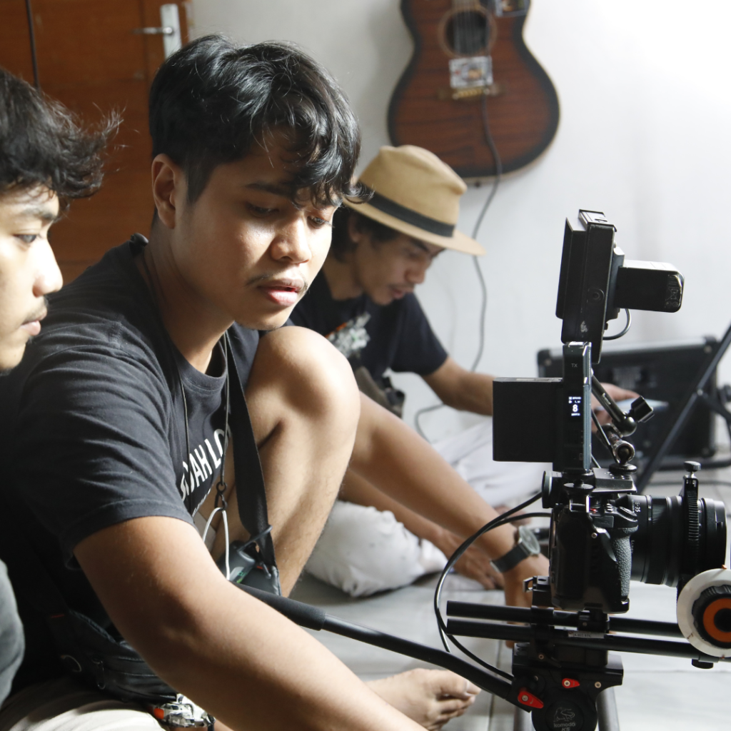 Unicam Studio memiliki tim profesional berpengalaman yang ahli dalam membuat video company profile untuk berbagai industri, memastikan setiap proyek berjalan dengan lancar dan efisien. 