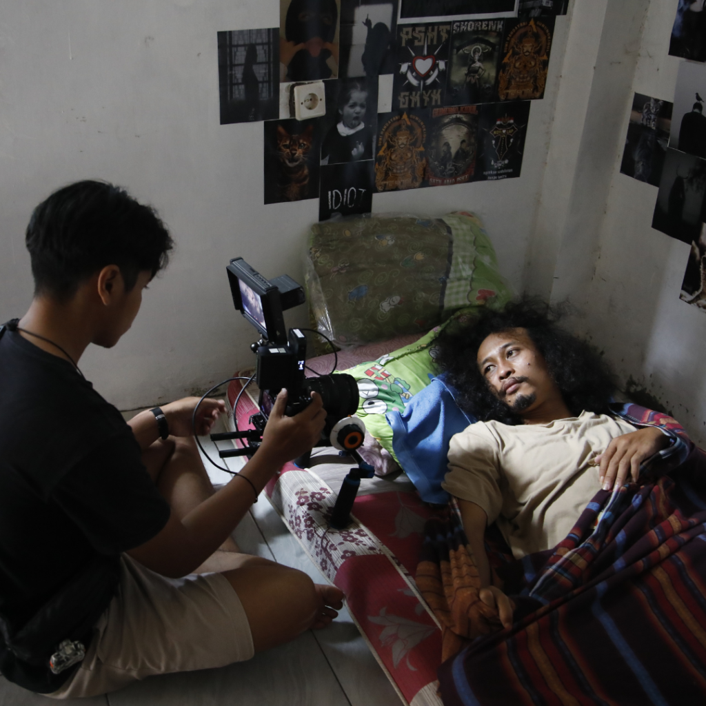 Kami menggunakan video untuk menyampaikan pesan secara lebih efektif, jelas, dan mudah dipahami oleh audiens. Kami memastikan setiap informasi yang kami sampaikan diterima dengan baik tanpa kebingungan, sehingga audiens dapat memahami pesan dengan jelas.