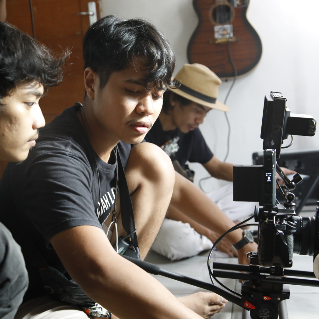 Tim kami merancang konsep visual dan storyboard dengan cermat untuk memastikan alur video berjalan sesuai rencana. Dengan pendekatan ini, setiap elemen video disusun secara terstruktur, memastikan hasil akhir yang optimal.