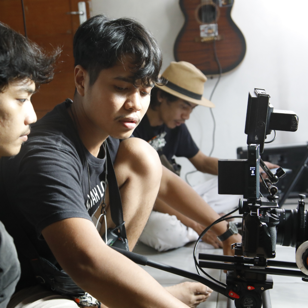 Kami melakukan setiap tahapan produksi, mulai dari perencanaan hingga eksekusi, dengan efisiensi tinggi tanpa mengorbankan kualitas.