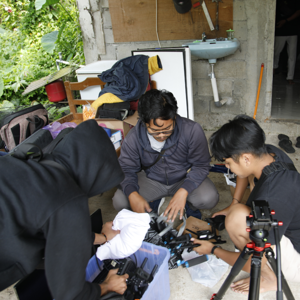 Kami fokus menyampaikan pesan yang jelas dan efektif dalam setiap video yang kami produksi. Dengan pendekatan visual yang tepat, kami menyederhanakan informasi yang rumit agar lebih mudah dipahami. Kami merancang setiap video untuk menjelaskan layanan atau produk perusahaan secara langsung dan menarik perhatian audiens. Video yang kami buat memperkuat hubungan emosional dengan audiens, meningkatkan pemahaman, dan mendorong keterlibatan.