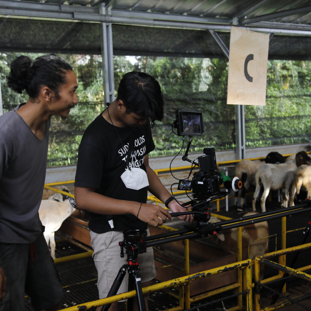 Unicam Studio berkomitmen menghasilkan karya berkualitas visual terbaik yang memenuhi standar profesional dan kebutuhan klien. Kami memberikan perhatian penuh terhadap detail pada setiap proyek, menggunakan teknologi terbaru dan teknik terbaik. Uniicom Studio fokus mencapai kualitas tertinggi dalam setiap langkah produksi, mulai dari konsep hingga hasil akhir. Kami juga memastikan setiap karya mencerminkan identitas merek dan menyampaikan pesan dengan cara yang paling efektif.