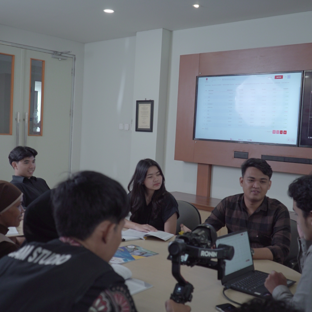 Selain itu, jasa production house juga menawarkan solusi yang lebih terstruktur dan terorganisir untuk berbagai kebutuhan pemasaran dan branding perusahaan. Mereka membantu merancang dan memproduksi video yang sesuai dengan identitas dan tujuan brand, sehingga perusahaan dapat membangun citra yang kuat dan konsisten di pasar. Konten yang dihasilkan dapat digunakan untuk berbagai keperluan, mulai dari kampanye iklan, presentasi perusahaan, hingga media sosial, yang memungkinkan perusahaan untuk lebih mudah terhubung dengan audiens mereka di berbagai platform.