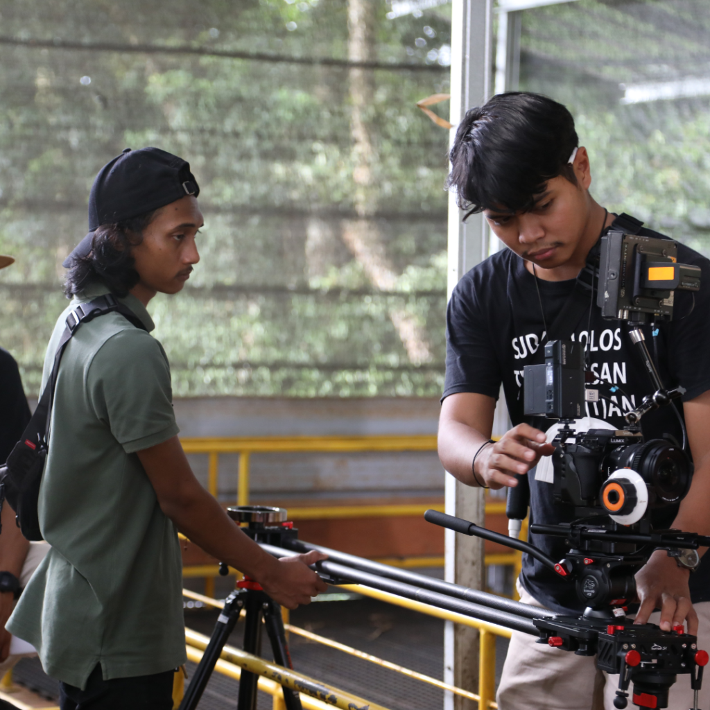 Kami merancang storyboard yang mengintegrasikan elemen visual sesuai karakter perusahaan Anda. Langkah ini menciptakan alur cerita yang menarik dan profesional. Kami memastikan elemen visual relevan untuk mencerminkan identitas bisnis Anda. Dengan storyboard yang matang, kami mengarahkan keseluruhan proses produksi agar berjalan lebih terstruktur dan efisien.