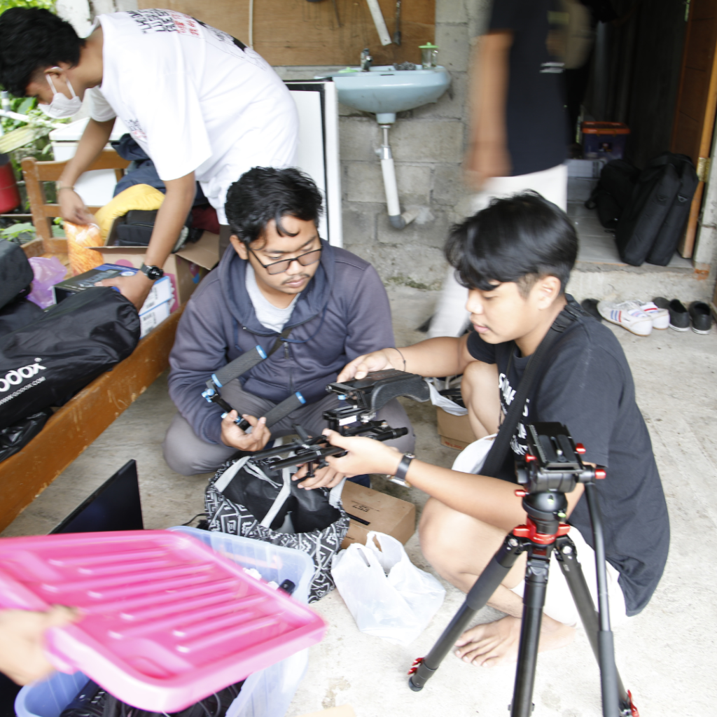 Kami menyediakan layanan video production untuk berbagai keperluan, termasuk iklan, video promosi, dan dokumenter, dengan kualitas terbaik. Setiap video yang kami hasilkan dirancang untuk menarik perhatian audiens di berbagai platform digital dan menyampaikan pesan secara efektif. Kami memastikan video tersebut relevan, menarik, dan sesuai dengan tujuan pemasaran atau komunikasi klien.