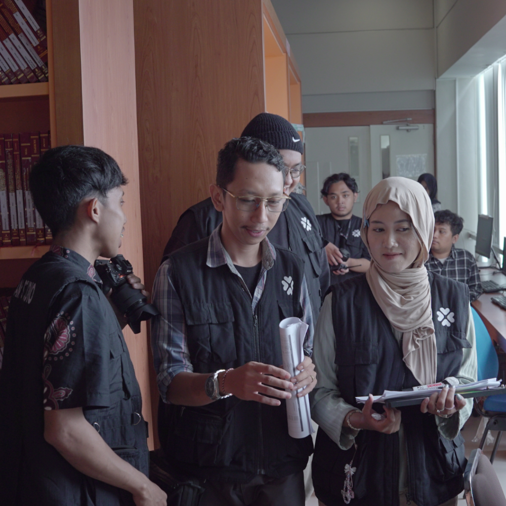 Kami memastikan setiap film yang diproduksi memiliki kualitas visual dan audio terbaik, meningkatkan daya tarik dan profesionalisme. Dengan teknologi terkini, kami menjaga kualitas produksi di setiap detail, memastikan hasil yang memuaskan. Sebagai hasilnya, karya yang kami buat tidak hanya menarik, tetapi juga mencerminkan standar industri yang tinggi.
