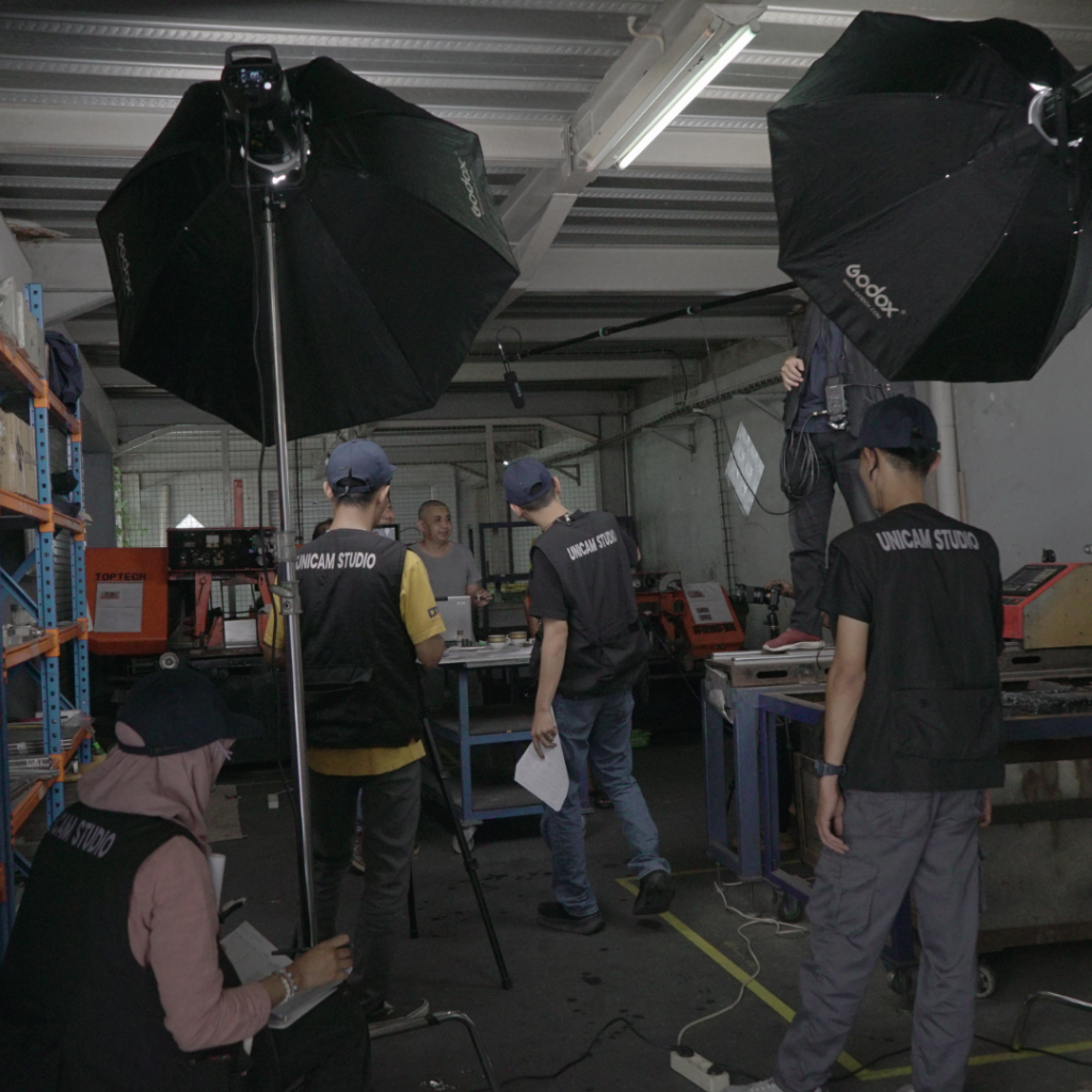 Kami menggunakan peralatan canggih dan teknik terkini untuk menghasilkan produk video terbaik. Kami juga memastikan setiap elemen teknis dan kreatif kami kerjakan dengan presisi untuk mencapai hasil yang optimal.