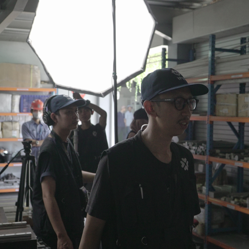 Tim kami aktif menyusun storyboard dengan mengintegrasikan elemen visual yang menggambarkan karakter unik perusahaan Anda. Langkah ini memastikan alur cerita yang jelas dan profesional, menciptakan kesan yang kuat pada audiens. Selanjutnya, kami merancang elemen visual yang relevan untuk menggambarkan identitas bisnis dengan akurat, sambil menyesuaikannya dengan preferensi audiens. Dengan demikian, storyboard yang matang memfasilitasi proses produksi yang lebih efisien dan terarah.