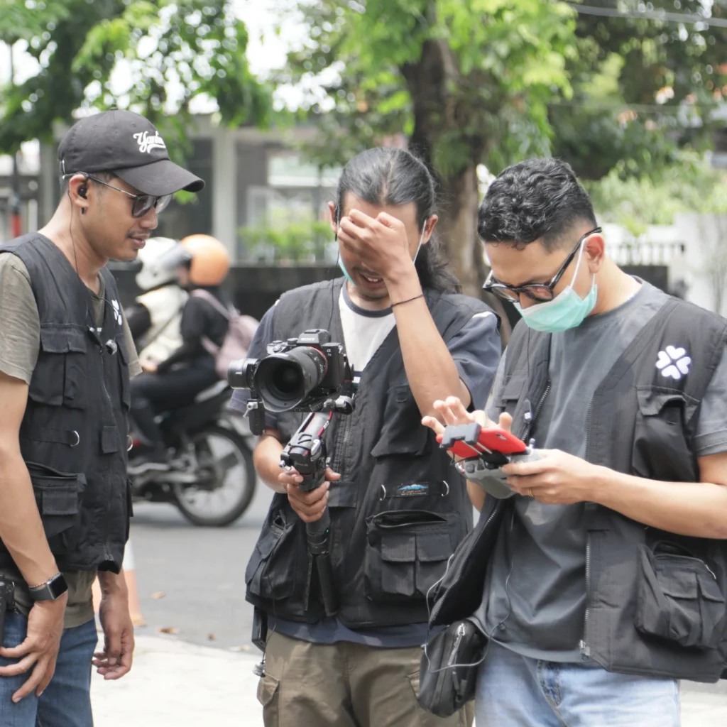 kami akan berdiskusi mengenai visi, misi, dan nilai-nilai perusahaan yang ingin Anda sampaikan. 