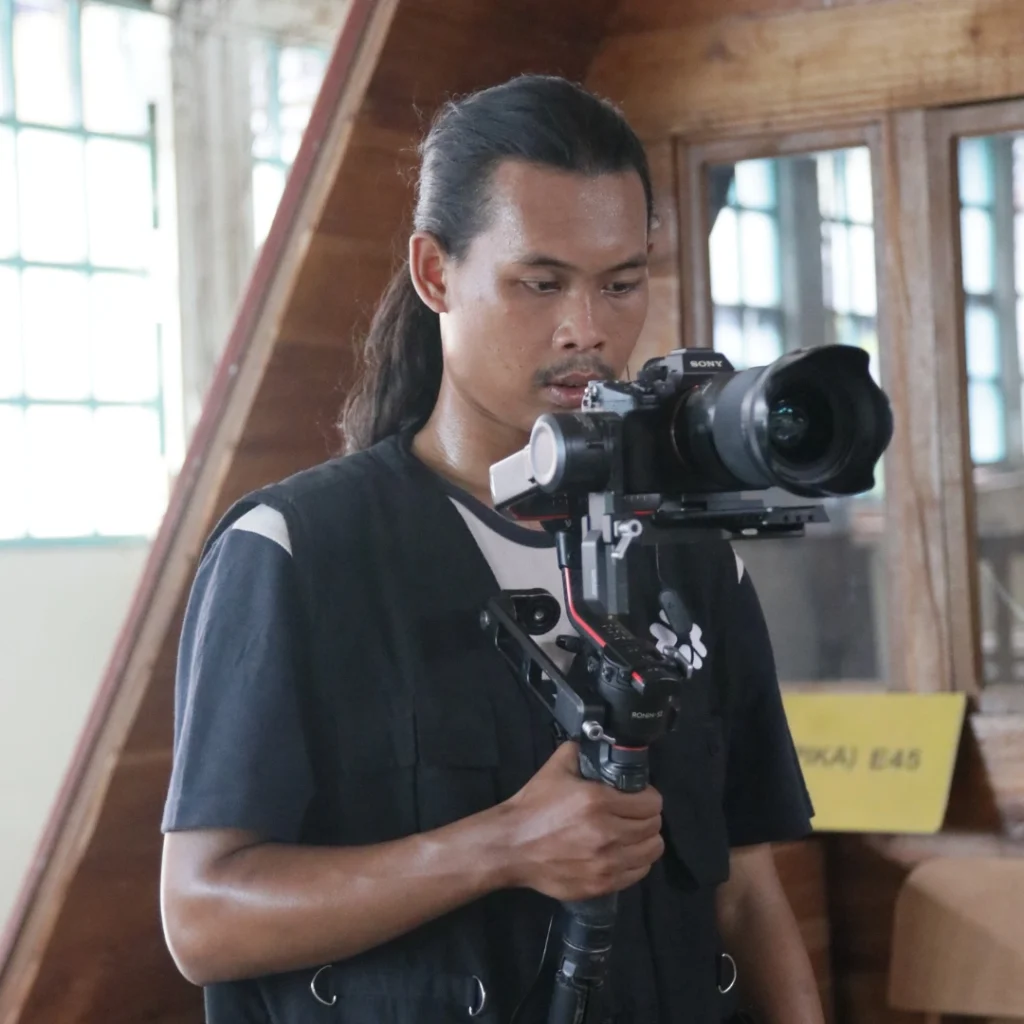 Pekalongan, yang selama ini dikenal sebagai pusat industri batik, kini mulai menunjukkan potensi besar dalam berbagai sektor lain seperti tekstil, kerajinan, dan perdagangan. Seiring berkembangnya sektor-sektor ini, kebutuhan akan media promosi yang menarik dan profesional, seperti video company profile di Pekalongan,