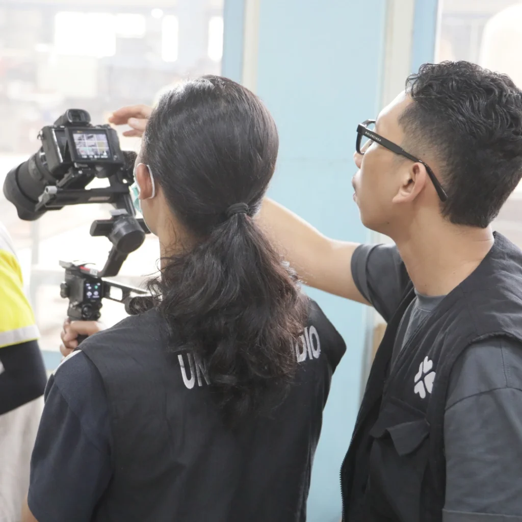Video company profile memberikan kesempatan untuk menunjukkan kualitas dan profesionalisme perusahaan kepada klien maupun mitra bisnis. 