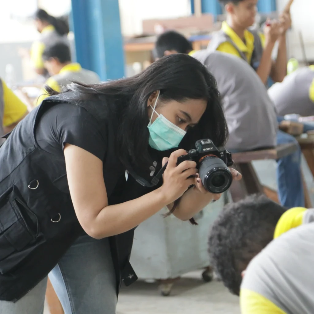 Video company profile yang menarik dan informatif dapat menciptakan kesan pertama yang positif, serta memudahkan perusahaan menyampaikan pesan mereka dengan cara yang lebih persuasif. 