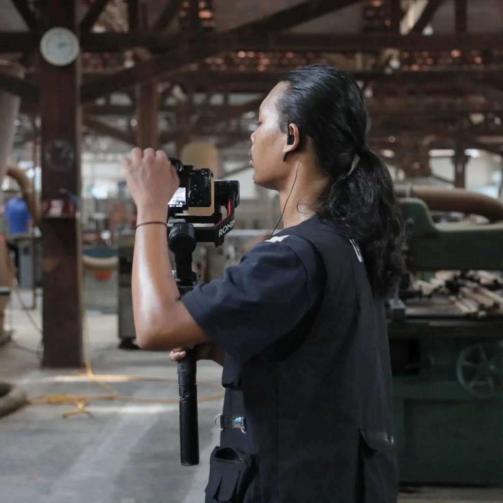 Setelah itu, kami akan merancang ide dan konsep video berdasarkan hasil konsultasi tersebut. Tujuannya adalah untuk memastikan video tersebut dapat mencerminkan harapan klien dan menjangkau audiens secara efektif.