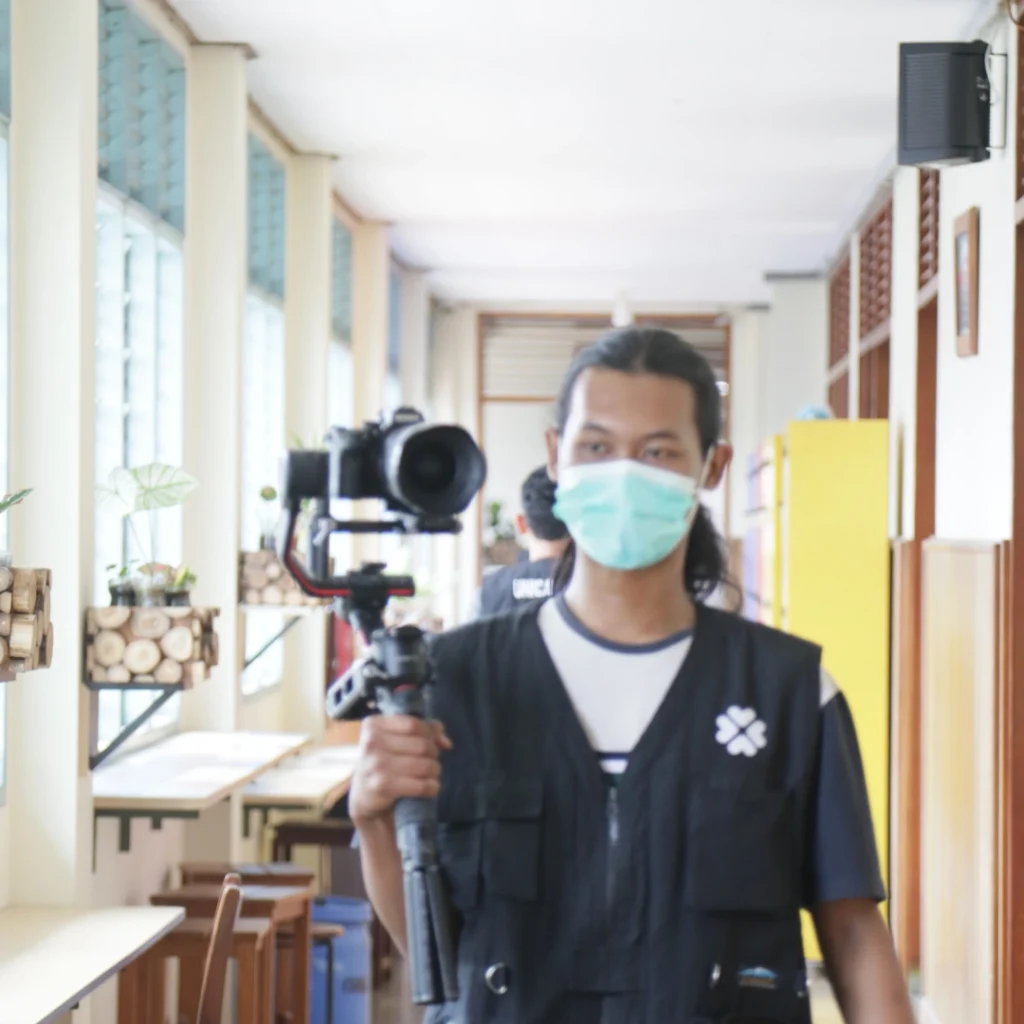 Setelah itu, kami menyusun strategi untuk memastikan video company profile mencapai audiens yang tepat. Kami merencanakan alur cerita dan elemen visual yang sesuai dengan tujuan Anda, agar pesan yang disampaikan menjadi lebih efektif dan mudah dipahami. Dengan pendekatan ini, kami memastikan video yang kami hasilkan dapat memenuhi ekspektasi dan memberikan dampak positif bagi perusahaan.