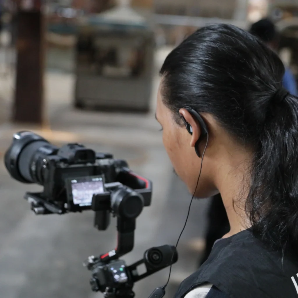 Dengan pendekatan ini, kami siap membantu mewujudkan visi dan tujuan bisnis Anda melalui media visual yang efektif.