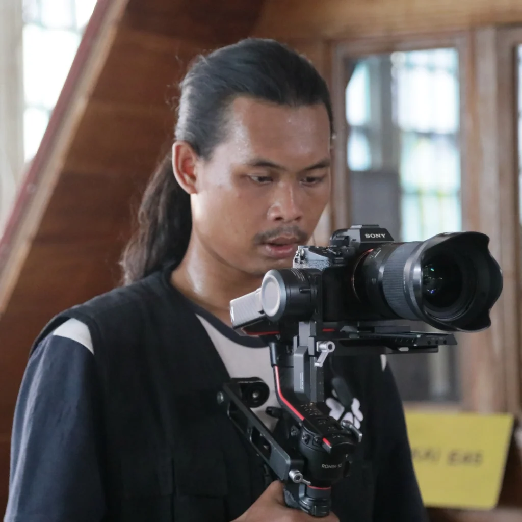 Selain itu, kami memastikan bahwa setiap proyek dikerjakan dengan penuh perhatian terhadap detail dan kualitas. Dengan pengalaman kami yang luas, kami siap memberikan solusi kreatif untuk setiap kebutuhan produksi Anda. Kami berkomitmen untuk memastikan bahwa hasil akhir memuaskan dan efektif dalam mencapai tujuan perusahaan Anda.