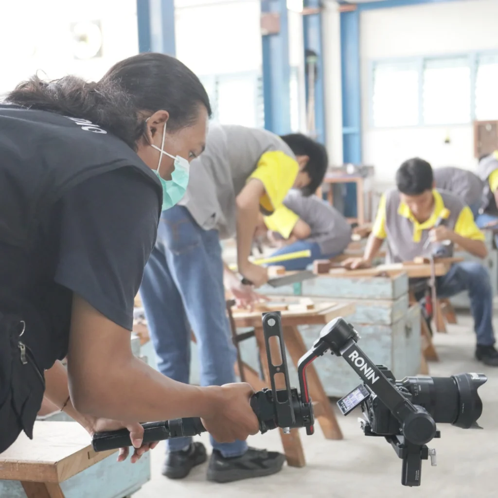 Dengan pengalaman yang luas di industri ini, tim kami berkomitmen untuk menghasilkan karya terbaik yang sesuai dengan kebutuhan klien. Kami memastikan bahwa setiap proyek mendapatkan perhatian penuh, dari awal hingga akhir. Kami percaya bahwa dedikasi dan keahlian tim adalah kunci utama dalam menciptakan karya yang dapat memenuhi standar tinggi dan memberikan hasil maksimal bagi klien kami.