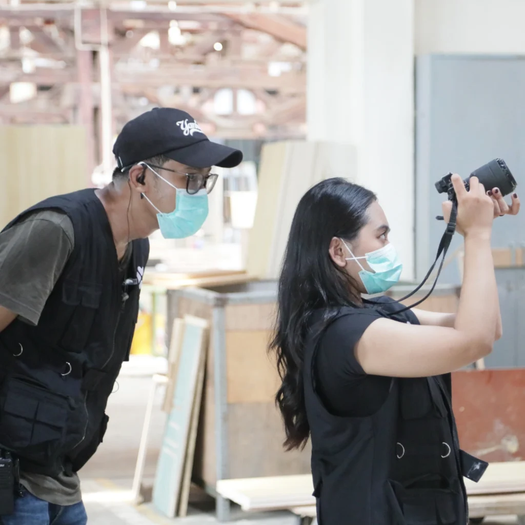 setiap anggota tim bekerja dengan dedikasi tinggi, memastikan setiap tahap produksi berjalan lancar dan sesuai rencana. Kami juga secara aktif mengikuti perkembangan teknologi terbaru untuk memberikan hasil yang relevan dan mengikuti tren industri terkini. Dengan demikian, tim kami mampu menciptakan karya berkualitas tinggi yang memenuhi harapan klien.