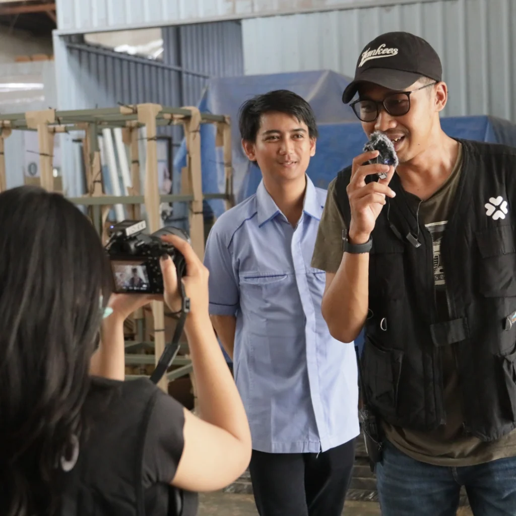 menggunakan jasa production house, perusahaan dapat membuat video promosi atau company profile yang menarik dan dinamis. Konten yang dihasilkan akan membantu perusahaan mengkomunikasikan pesan mereka secara lebih jelas dan efektif.