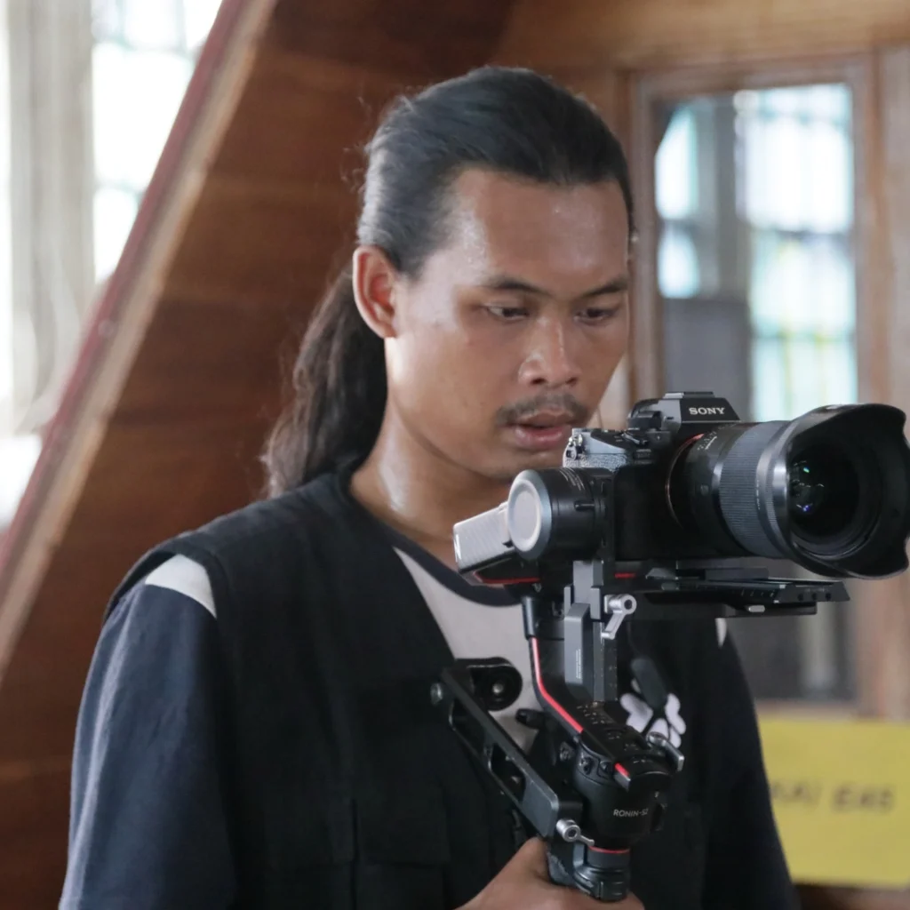Pembuatan video company profile di Bali menjadi sangat penting untuk perusahaan-perusahaan ini. Video company profile dapat membantu perusahaan menampilkan keunggulan mereka dengan cara yang menarik dan mudah dipahami. Selain itu, video dapat memperkuat kepercayaan pelanggan dan mitra bisnis terhadap perusahaan.