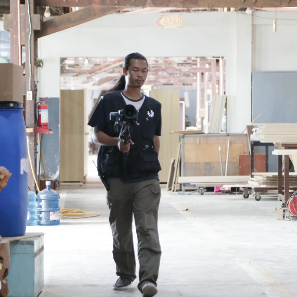 Pembuatan video company profile di Cilegon sangat penting untuk membantu perusahaan menonjol di pasar yang semakin kompetitif. Selain itu, video dapat memberikan informasi secara lebih menarik dan mudah dipahami, sambil menyampaikan pesan yang kuat. Sebuah video yang berkualitas dapat meningkatkan visibilitas perusahaan, menarik perhatian calon klien dan pelanggan, serta memperkuat branding perusahaan.