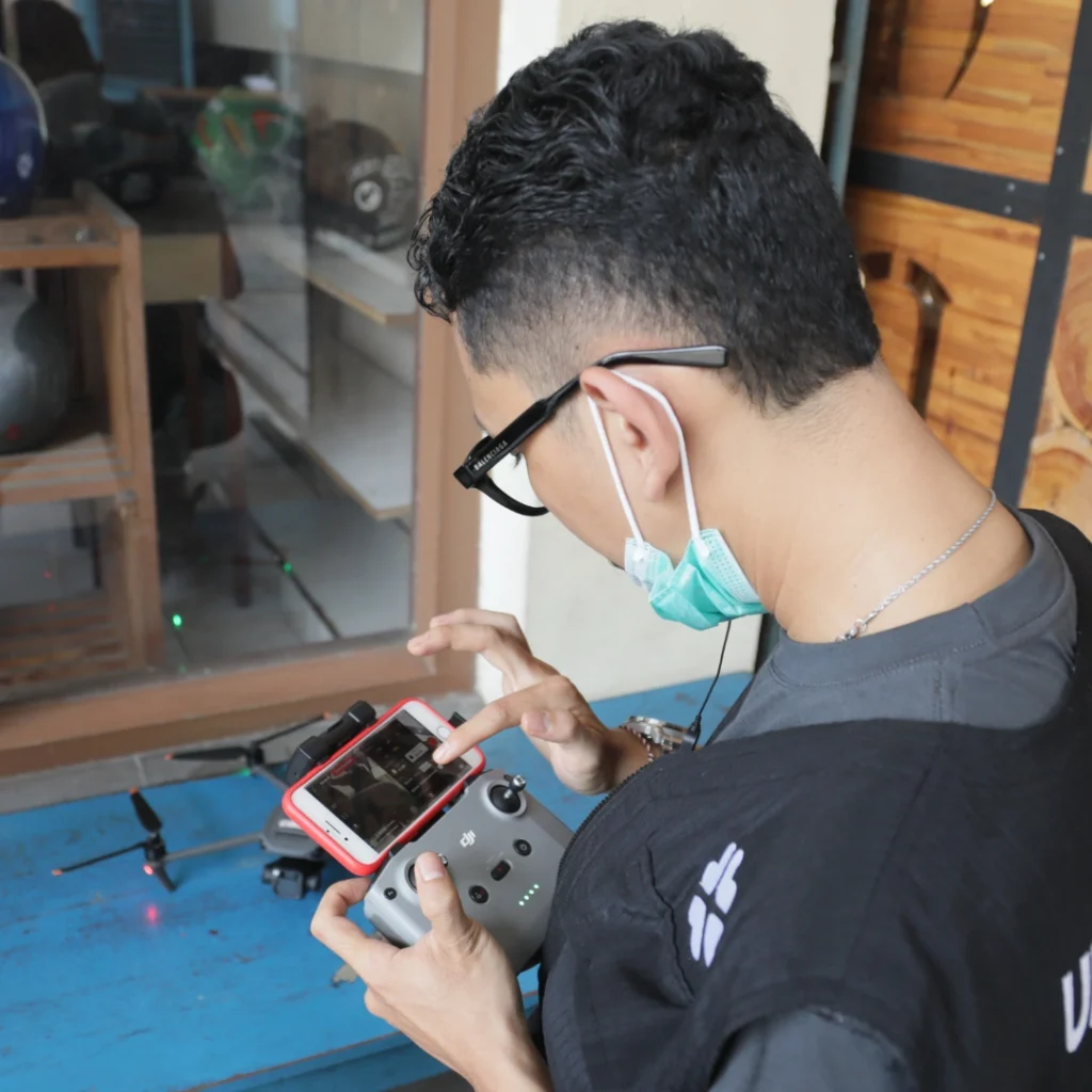 Setelah konsultasi, tim akan merancang rencana pembuatan video yang mencakup penggambaran scene dan alur cerita. Storyboard digunakan untuk menggambarkan secara visual bagaimana video akan berlangsung.