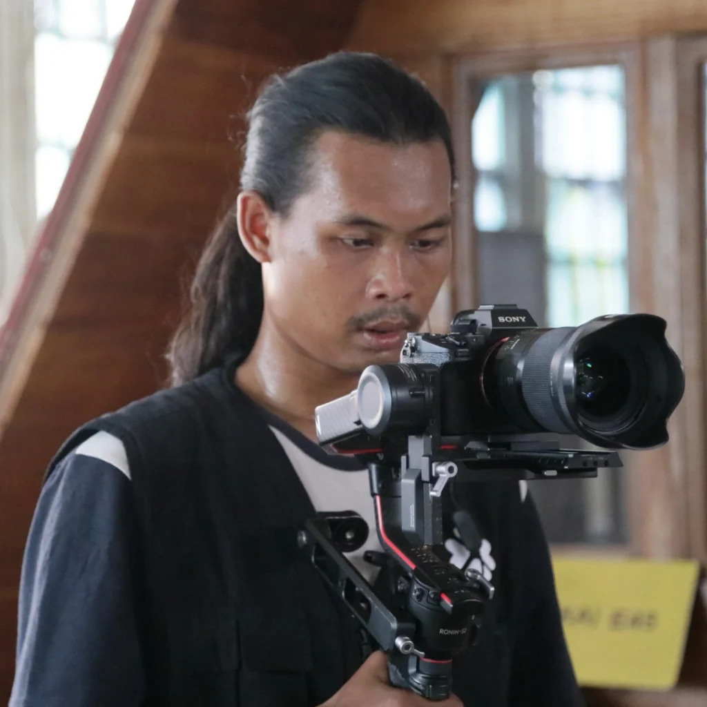 Setelah konsultasi, tim Unicam Studio akan membuat perencanaan dan storyboard. Storyboard ini berfungsi sebagai panduan visual untuk keseluruhan alur cerita video. Di sini, konsep kreatif mulai dipersiapkan untuk memastikan video yang dibuat dapat menyampaikan pesan dengan efektif.