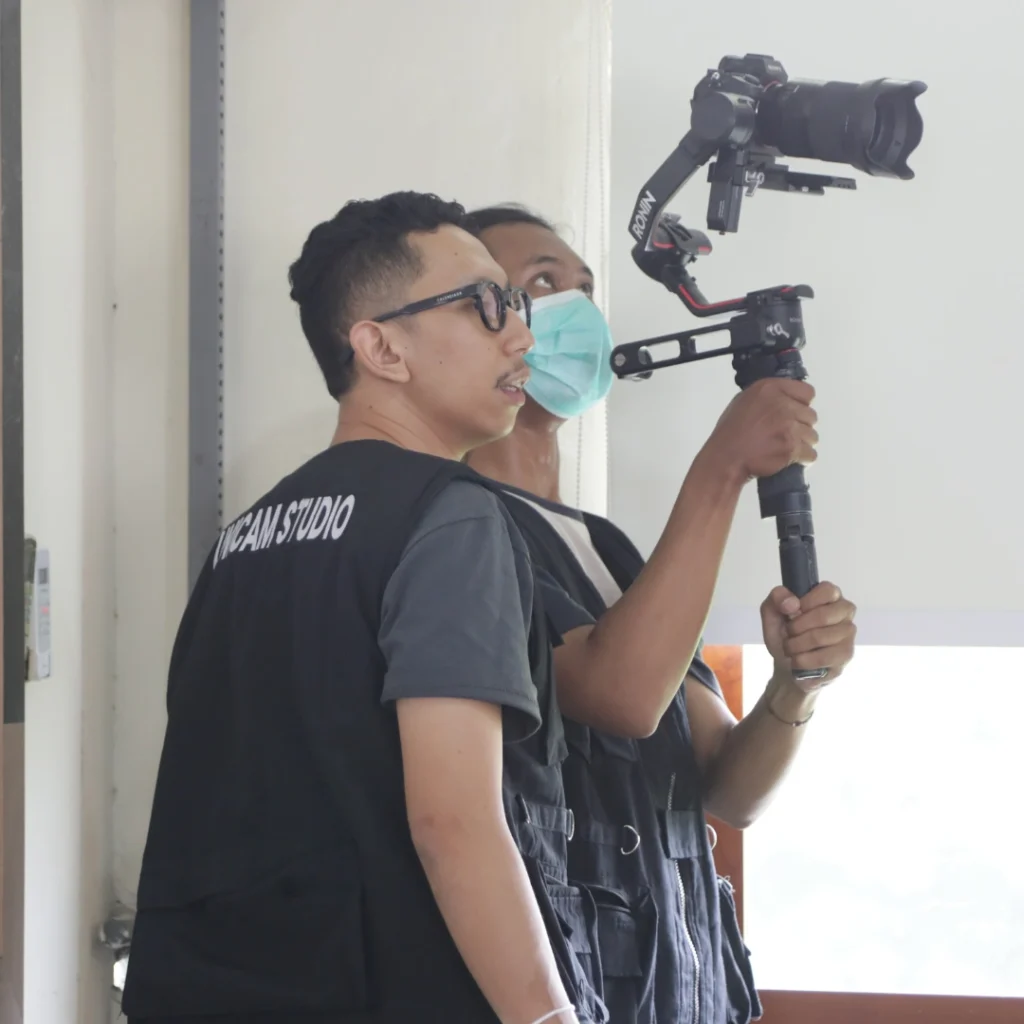 Menggunakan jasa Production House di Buleleng seperti Unicam Studio membawa banyak keuntungan bagi bisnis Anda. Unicam Studio menyediakan layanan produksi yang mencakup berbagai kebutuhan, dari pembuatan film, video promosi, hingga animasi yang mengesankan. Dengan berbagai layanan seperti Unicam Film, Unicam Production, Unicam Animation, Unicam Creative, Unicam Virtual, dan Unicam Tech, Unicam Studio dapat mengakomodasi berbagai jenis permintaan produksi yang dapat disesuaikan dengan kebutuhan spesifik perusahaan Anda. Kami memberikan solusi kreatif dan berkualitas untuk memperkuat brand Anda di pasar.