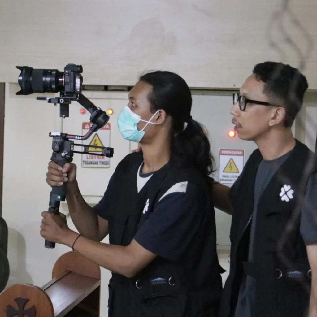 Kami menjamin hasil produksi yang berkualitas tinggi. Dari tahap perencanaan hingga pasca produksi, kami berkomitmen untuk menghasilkan karya yang memuaskan dan sesuai dengan standar industri.