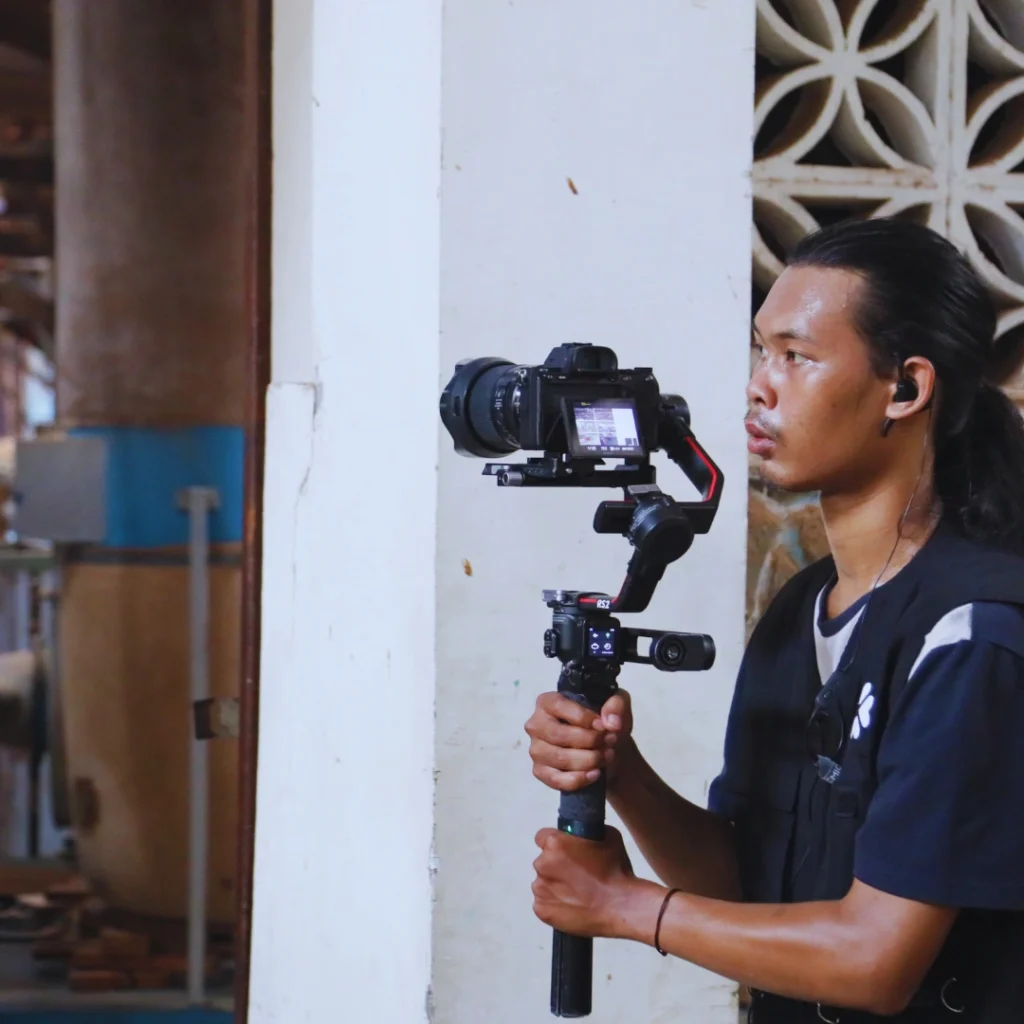 Gresik merupakan kota yang dikenal dengan sektor industrinya, mulai dari industri manufaktur, kimia, hingga perkapalan. Sebagai hasilnya, banyak perusahaan di Gresik membutuhkan promosi dan dokumentasi yang efektif untuk memperkenalkan produk dan jasa mereka. Production House di Gresik memainkan peran yang sangat penting dalam menciptakan konten visual yang menarik dan informatif. Selain itu, dengan adanya video berkualitas tinggi, perusahaan di Gresik dapat meningkatkan visibilitas mereka, menarik pelanggan baru, serta memperkuat branding. Dengan cara yang sama, video juga menjadi alat yang efektif untuk menyampaikan informasi yang kompleks dengan cara yang mudah dipahami.
