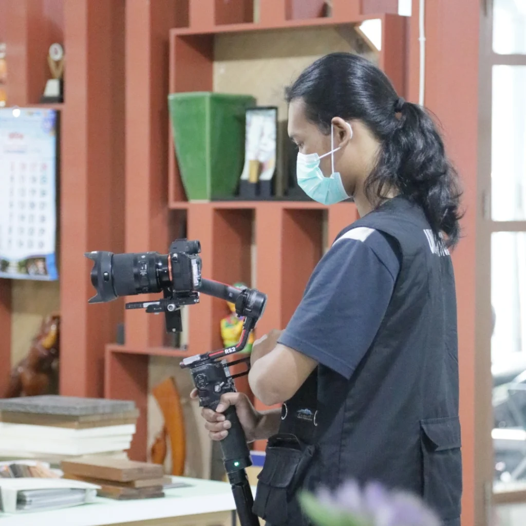 Production house di Serang memiliki peran yang sangat penting untuk mendukung sektor-sektor ini. Dengan bantuan video dan konten kreatif, perusahaan di Serang dapat memperkenalkan produk dan layanan mereka ke pasar yang lebih luas. Selain itu, sebuah video berkualitas tinggi dapat menjadi alat pemasaran yang efektif, meningkatkan visibilitas dan daya tarik audiens secara signifikan. Dengan adanya production house yang terpercaya, perusahaan tidak hanya dapat memperkenalkan produk mereka, tetapi juga menonjolkan nilai-nilai dan keunikan mereka dengan cara yang lebih menarik dan profesional.