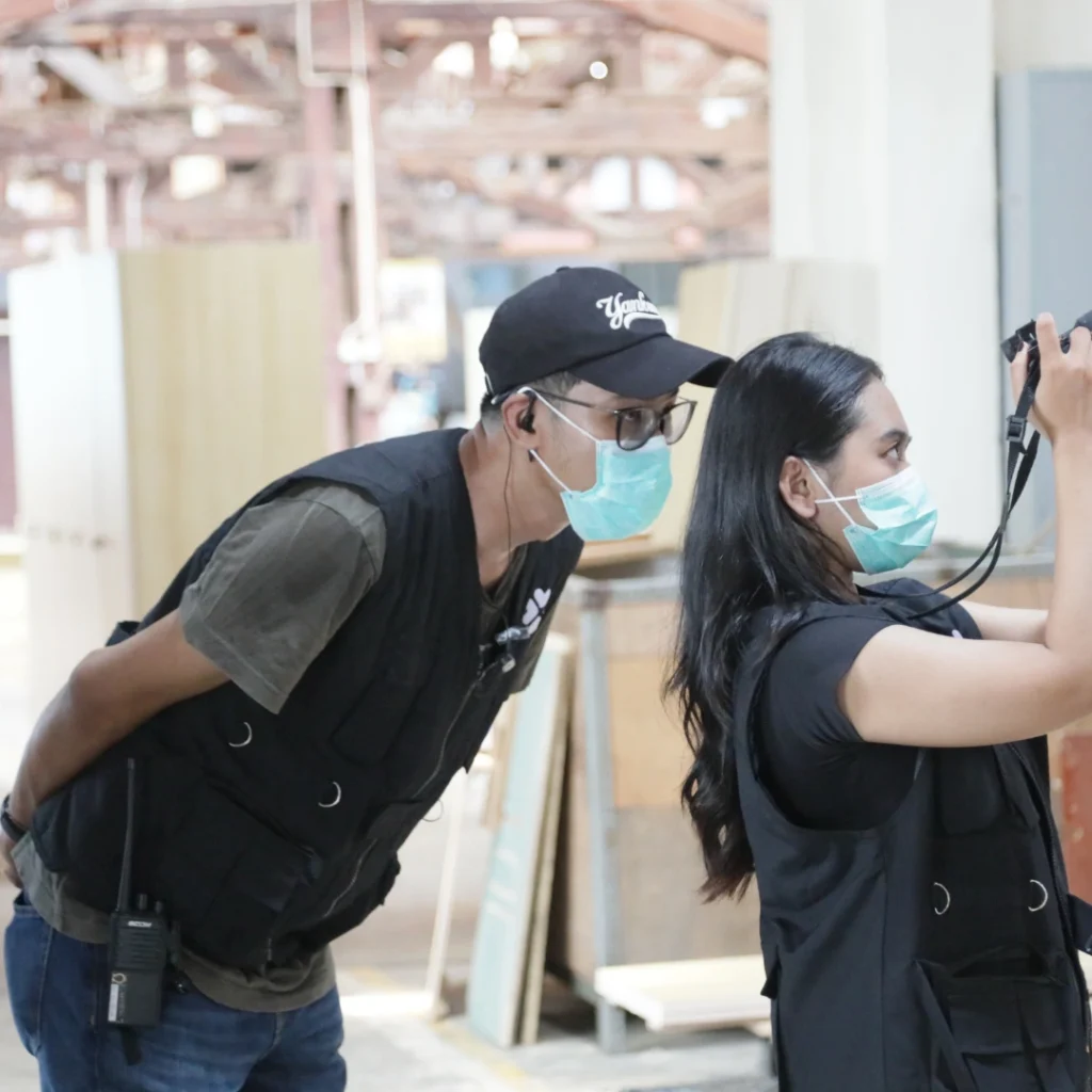 Unicam Studio menawarkan layanan yang dapat disesuaikan dengan berbagai kebutuhan klien. Dengan berbagai layanan seperti Unicam Film, Unicam Production, Unicam Animation, Unicam Creative, Unicam Virtual, dan Unicam Tech, Unicam Studio mampu memberikan solusi lengkap. Misalnya, Unicam Film menghasilkan film berkualitas tinggi yang mampu menyampaikan pesan dengan kuat. Selain itu, Unicam Production menyediakan layanan produksi video untuk berbagai keperluan promosi. Sementara itu, Unicam Animation menciptakan animasi 2D dan 3D yang menarik perhatian. Di sisi lain, Unicam Creative menyuguhkan konsep kreatif yang inovatif untuk merek Anda, sementara Unicam Virtual menawarkan pengalaman virtual yang memukau. Terakhir, Unicam Tech memberikan solusi teknologi terkini untuk kebutuhan produksi.