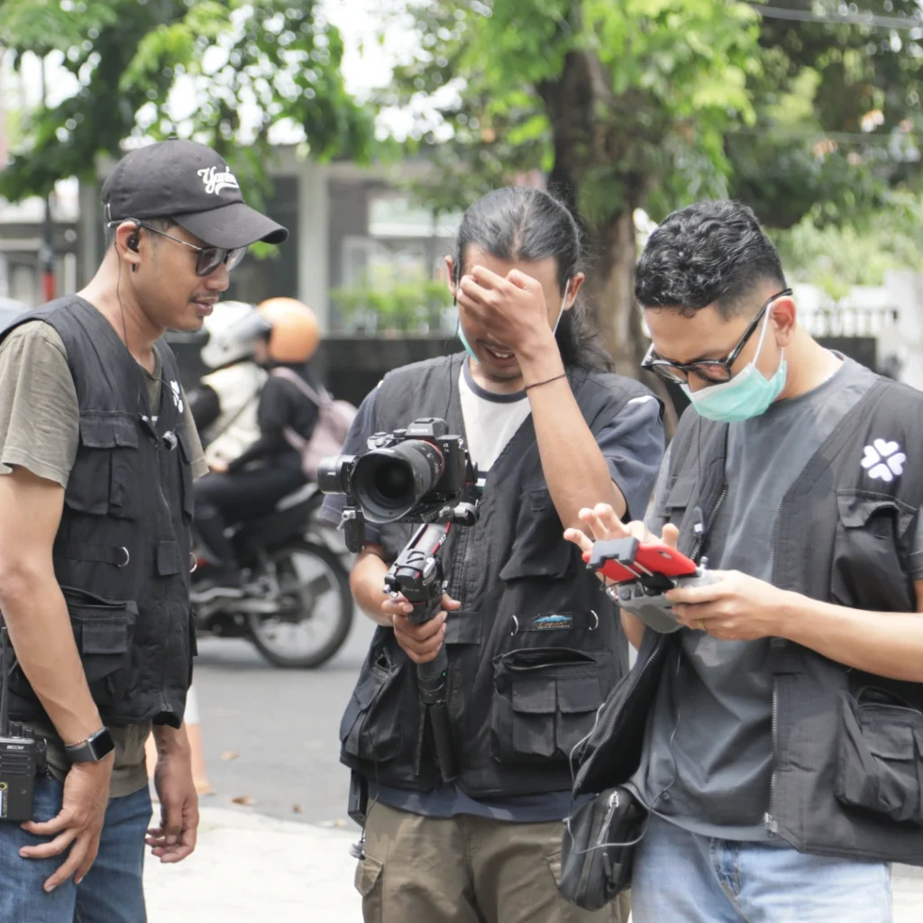 Kota-kota besar di Indonesia memiliki berbagai industri yang berkembang pesat. Jakarta dikenal sebagai pusat bisnis dan media, dengan industri periklanan dan hiburan yang mendominasi. Jogja memiliki ekosistem kreatif yang kuat, terutama dalam seni dan budaya. Surabaya berkembang dengan industri manufaktur serta bisnis berbasis digital. Semarang memiliki sektor industri dan pariwisata yang terus tumbuh, sementara Bandung terkenal dengan industri fashion dan teknologi kreatif.