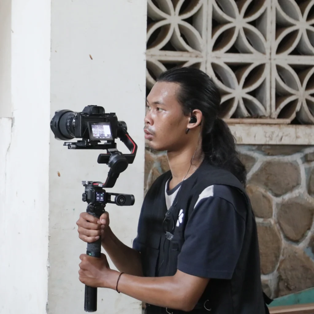 Bandung dikenal sebagai pusat industri kreatif di Indonesia. Kota ini memiliki berbagai sektor industri, termasuk fashion, kuliner, pariwisata, manufaktur, dan teknologi. Selain itu, kota-kota besar di sekitar Bandung seperti Cimahi, Garut, Sumedang, Tasikmalaya, Cirebon, dan Sukabumi juga mengalami perkembangan pesat di berbagai sektor. Production House Bandung berperan dalam mendukung industri ini dengan menyediakan layanan video berkualitas untuk promosi, dokumentasi, dan branding.