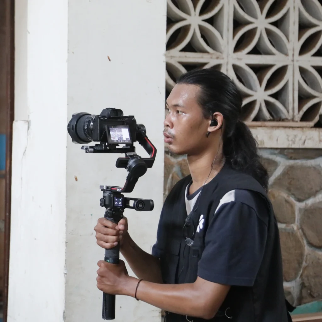 Jakarta dan kota-kota sekitarnya, seperti Tangerang, Depok, Bekasi, Bogor, Serang, Cikarang, dan Karawang, memiliki industri yang berkembang pesat. Sebagai pusat ekonomi nasional, Jakarta dikenal sebagai pusat bisnis, media, dan hiburan terbesar di Indonesia. Sementara itu, Tangerang memiliki industri manufaktur dan periklanan yang semakin maju. Di sisi lain, Depok berkembang dengan sektor pendidikan dan teknologi. Selain itu, Bekasi serta Cikarang terkenal dengan industri manufaktur dan logistik. Tak hanya itu, Bogor memiliki sektor pariwisata dan kuliner yang terus tumbuh. Terlebih lagi, Serang dan Karawang juga berkembang dengan industri otomotif dan perhotelan.